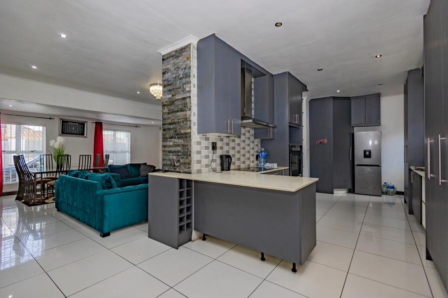 5 Bedroom Property for Sale in Vasco Estate Western Cape